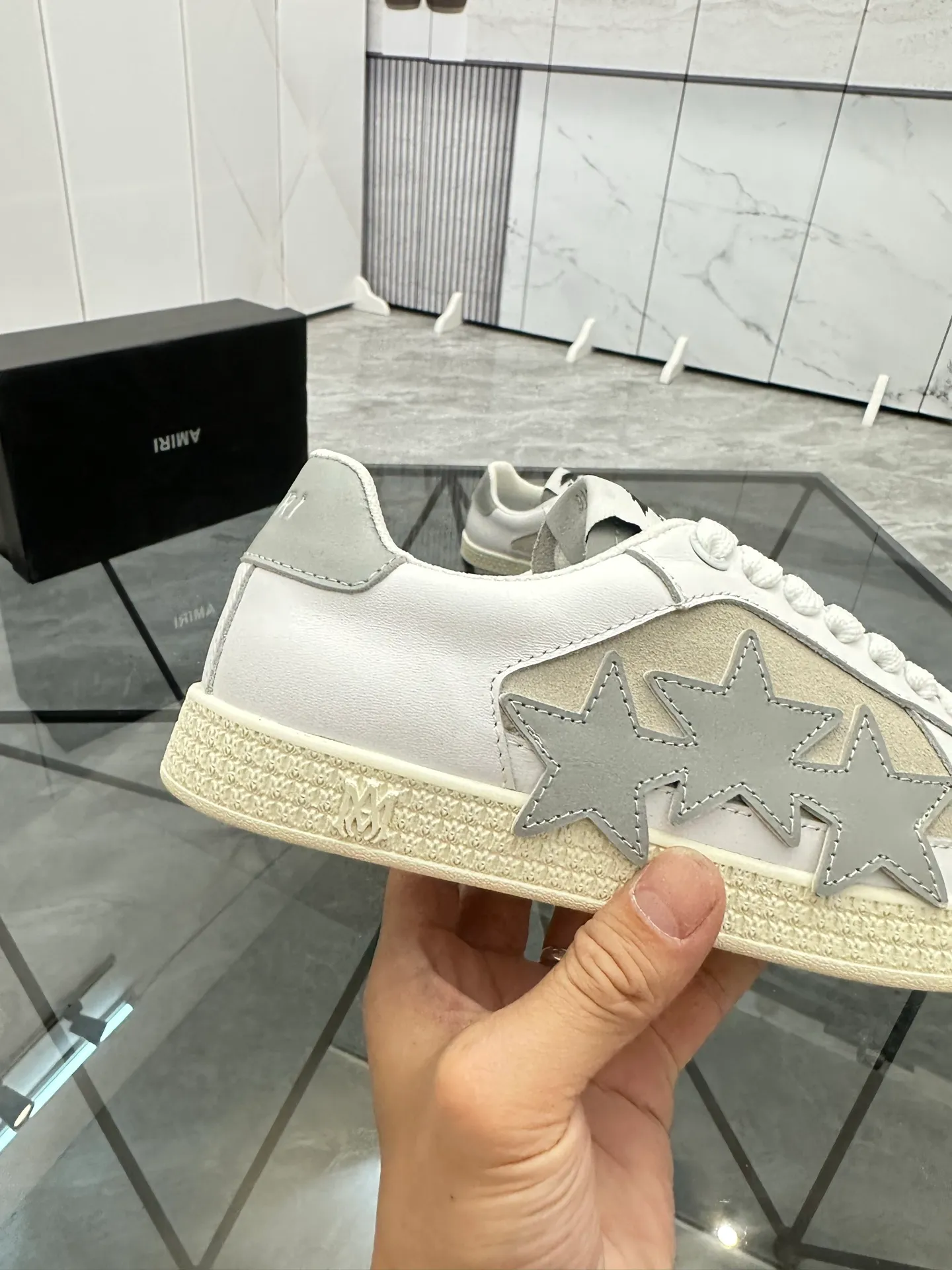 Men's shoes: 💰P420¥ Product trademark: AMIRI* "Amir*" low-top casual shoes Regular size: 38-45 (can be customized to 46) Product material: imported cowhide upper, breathable lining, original outsole. Number: 001